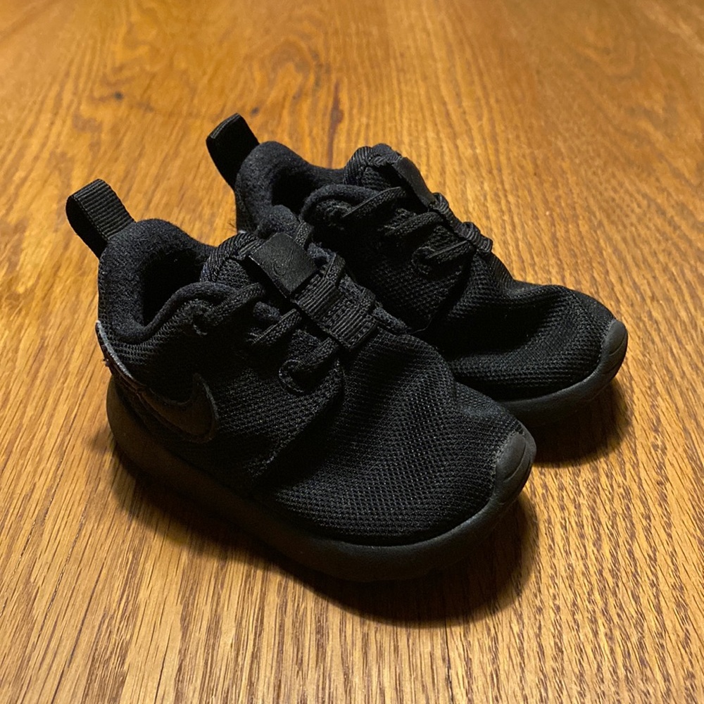 Black Nike Roshe